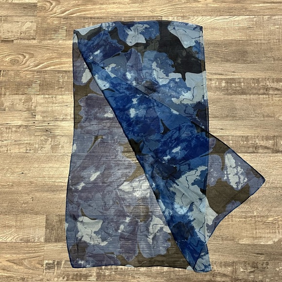 Northern reflection blue floral scarf - Picture 3 of 4